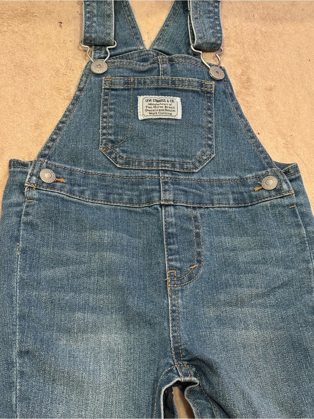 ๐ (12m) Leviโs Classic Denim Overalls - Picture 3 of 5